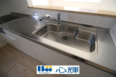 【キッチン】 | クレイドルガーデン宇部市際波第８（１号棟） | 浄水器付きです。水栓は先端が引き出せるのでシンクの隅々まで水が届きます。


