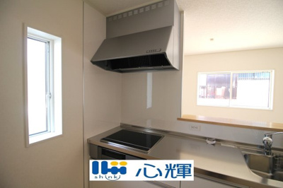 【キッチン】 | クレイドルガーデン宇部市際波第８（１号棟） | 最新タイプのレンジフードは吸引性能も良好！お手入れもカンタンです。
