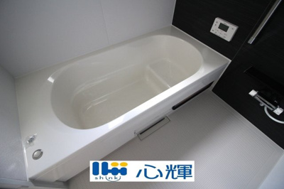 【浴室】 | クレイドルガーデン宇部市際波第８（１号棟） | 疲れを癒す場所にふさわしい快適で清潔な空間で、心も体もオフになるリラックスタイムをお楽しみ下さい。