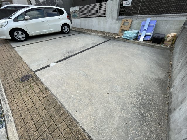 カーサフォンターナの駐車場