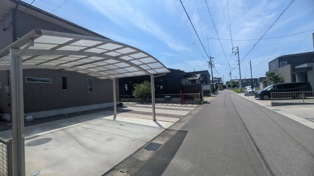 中古住宅　本田の前面道路含む現地写真