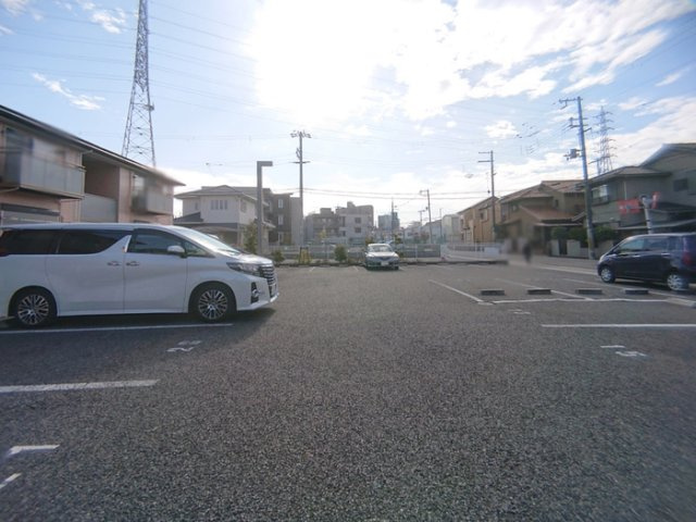 ドミール旭Bの駐車場