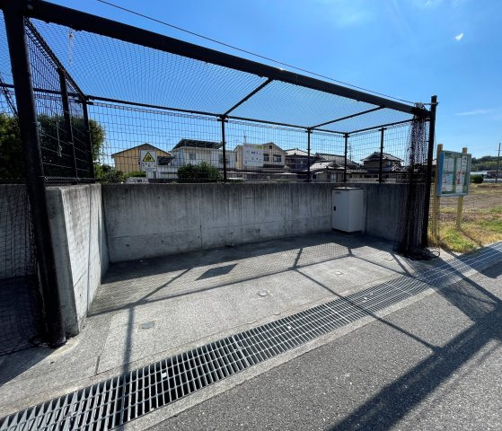 神戸市西区平野町中津の周辺|【ゴミステーション】
敷地の向かいにゴミステーションが設置されています。日々のゴミ捨てが負担にならない距離にあります。