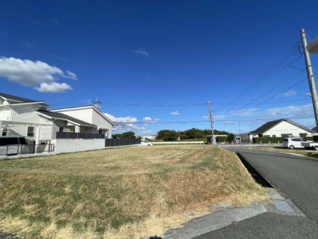 神戸市西区平野町中津の外観|【現地土地写真】
敷地面積は92坪超とゆとりがあり、様々なプランを検討可能。広々としたLDKや庭、複数台の駐車スペースなどライフプランに合わせた住まいを実現できます。