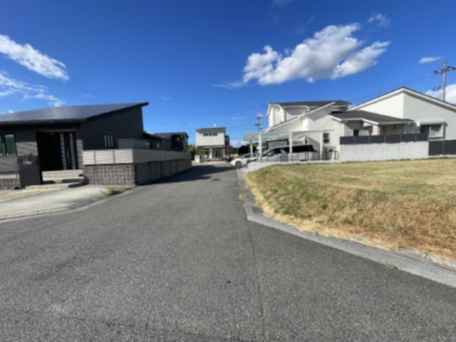 神戸市西区平野町中津の外観|【現地土地写真】
周囲は住宅などの建物が既に建っていますので、実際の採光状況などを考慮してプランニングできます。是非、現地をご確認ください。