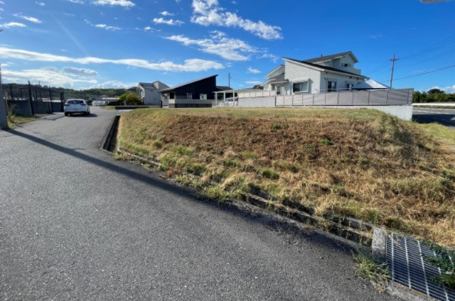 神戸市西区平野町中津の外観|【現地土地写真】
間取り・設計の自由度が高く、窓や植栽配置などをイメージしやすい形状の敷地。プライバシーや採光に配慮されたプランもご提案可能です。