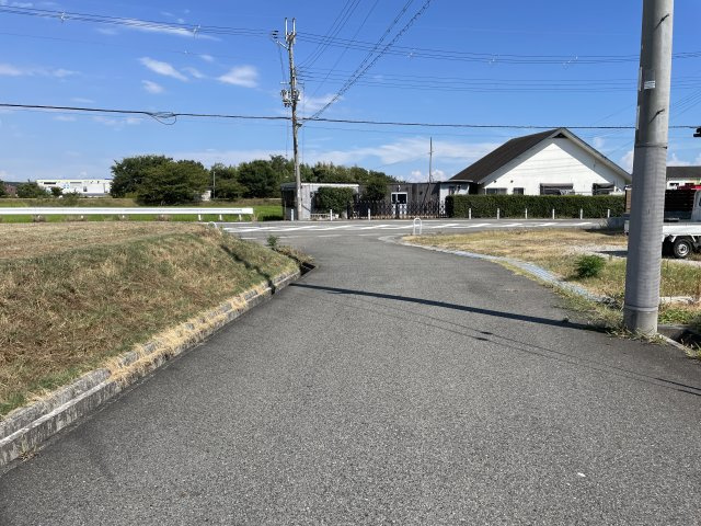 神戸市西区平野町中津の前面道路含む現地写真|【前面道路を含む現地写真】
前面道路幅員は約6.0〜10.0m、間口は約9.0〜13.0mです。車の往来がゆとりを持って行える広さです。
