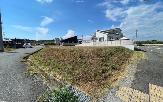 神戸市西区平野町中津の外観|【現地土地写真】
陽光がたっぷりと届く南庭や、リビングを見渡せる対面キッチン、豊富な収納など理想の住まいについてお聞かせください。