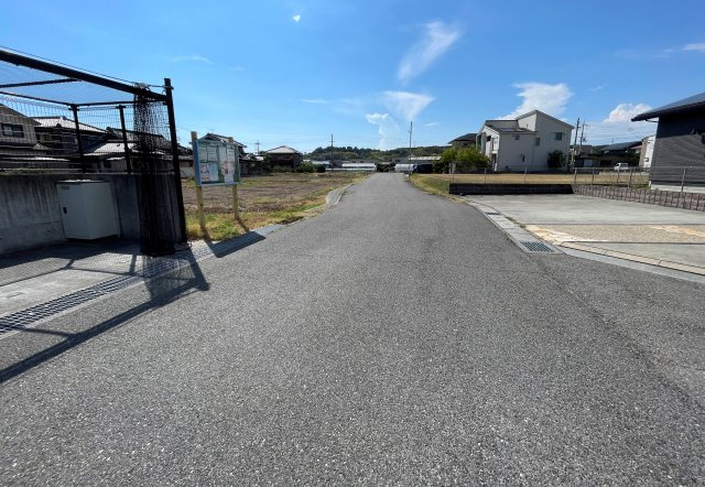 神戸市西区平野町中津の前面道路含む現地写真|【前面道路を含む現地写真】
周辺は低層住宅が建ち並び、開放的な眺望を保てそうです。のびのびと子育てをしたいファミリーにもおすすめの住環境です。