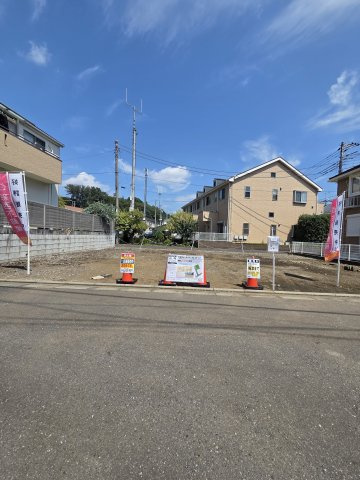 所沢市下安松売地の外観|周辺環境や陽当たりの良さを実感できる現地写真！前面道路にもゆとりがあり、お車の出し入れや駐車もスムーズに行えます。詳細なプランやご相談など、お気軽にお問い合わせください