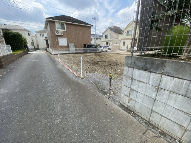 所沢市下安松売地の前面道路含む現地写真|約4.2ｍのゆとりある道路幅員に面しており、お車の出し入れやすれ違いもスムーズ！運転が苦手な方でも安心して駐車できる環境です。静かで落ち着いた街並みで快適なカーライフをサポートします。