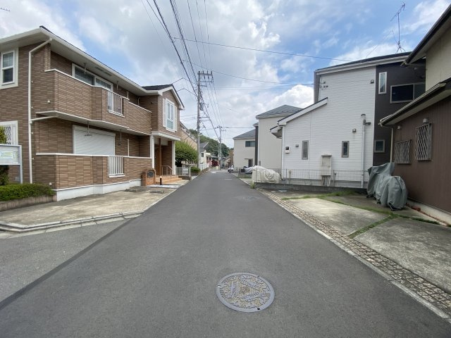 所沢市下安松売地の周辺|前面道路は約4.2ｍの幅員を確保！見通しが良く、車の出し入れもラクラクです。交通量が少ない落ち着いた住環境のため、小さなお子様がいるご家庭も安心して過ごせます。ぜひ現地でお確かめください！