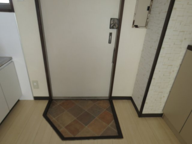 コンシェール霞ヶ関Ａの玄関