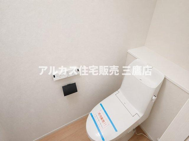 調布市東つつじケ丘2丁目 新築戸建 京王線 つつじヶ丘駅 のトイレ|清潔感のあるシンプルなトイレ空間。温水洗浄便座や壁面リモコン、手洗い機能を備え快適に使用できます。