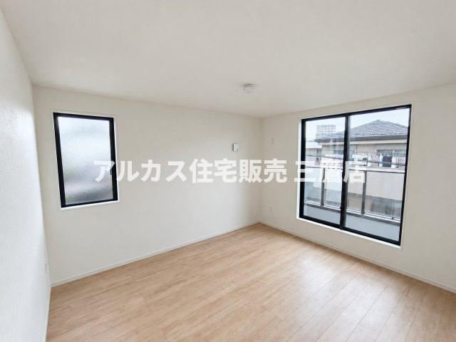 調布市東つつじケ丘2丁目 新築戸建 京王線 つつじヶ丘駅 の洋室|バルコニーへ出られる大きな窓を備えた明るい洋室。シンプルな内装でお好みの家具配置を楽しめます。