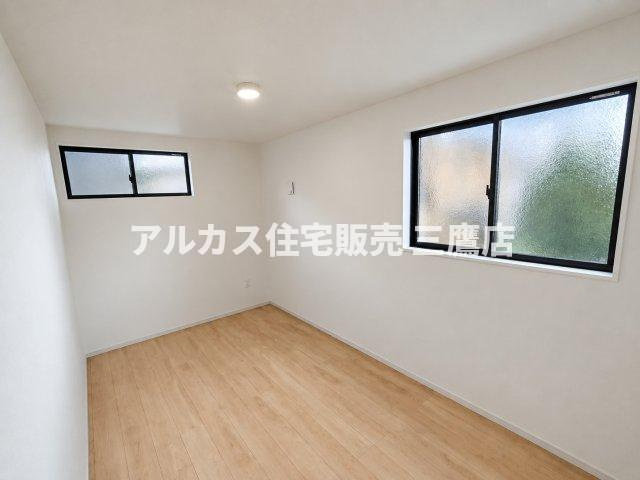 調布市東つつじケ丘2丁目 新築戸建 京王線 つつじヶ丘駅 の洋室|2方向に窓を配置した風通しの良い洋室。ベッドやデスクを配置しやすいすっきりとした間取りです。