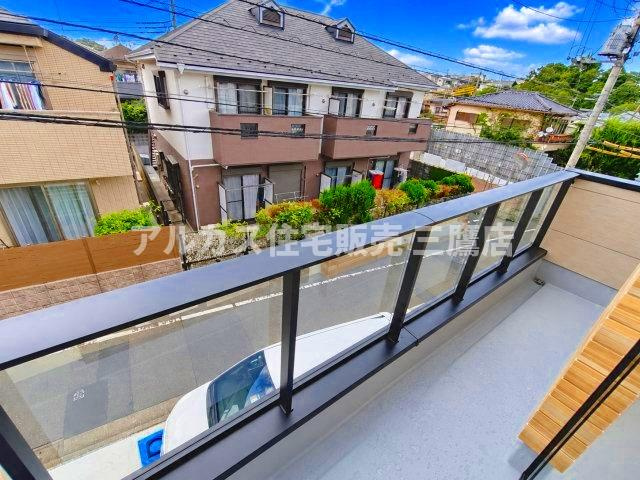 調布市東つつじケ丘2丁目 新築戸建 京王線 つつじヶ丘駅 のバルコニー|スタイリッシュなガラス手すりを採用したバルコニー。外とのつながりを感じられる開放的な空間です。