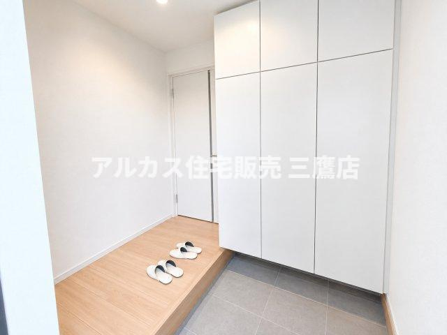 調布市東つつじケ丘2丁目 新築戸建 京王線 つつじヶ丘駅 の玄関|白を基調とした清潔感のある玄関ホール。大型のシューズ収納を備えており、家族の靴をすっきりと整理できます。