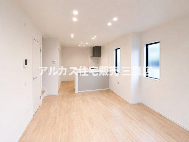 調布市東つつじケ丘2丁目 新築戸建 京王線 つつじヶ丘駅 の居間・リビング|温かみのある木目調の床とダウンライトが印象的なLDK。対面キッチンから部屋全体を見渡せる安心の設計です。
