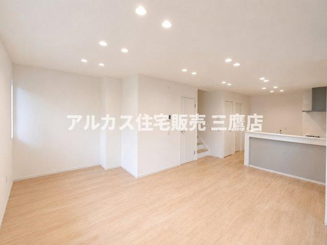 調布市東つつじケ丘2丁目 新築戸建 京王線 つつじヶ丘駅 の居間・リビング|明るくシンプルな内装のLDK。フラットな天井とすっきりした照明配置で、インテリアを合わせやすい空間です。