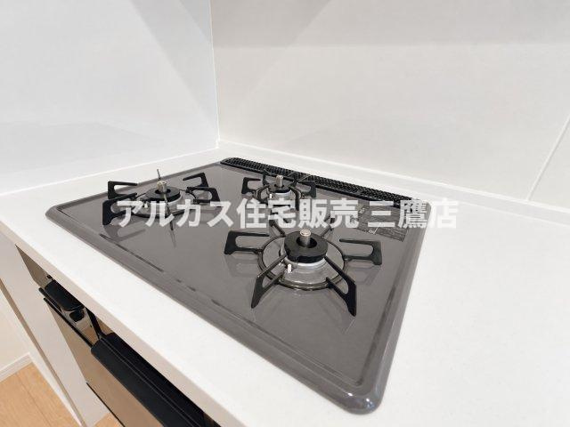 調布市東つつじケ丘2丁目 新築戸建 京王線 つつじヶ丘駅 のキッチン|手入れのしやすい3口コンロを備えたシステムキッチン。複数の料理を同時に効率良く調理できます。