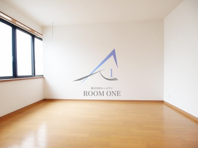 ビラ・リヴェールスクエア豊町 の居間・リビング|洋室のお部屋です。