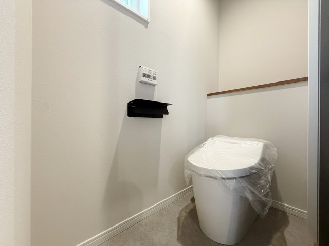 東村山市諏訪町1丁目 限定1棟のトイレ|1階トイレ
小窓を設け明るく衛生的なトイレ
トイレは1階、2階それぞれに設置しているので忙しい朝にも便利です
