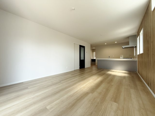 東村山市諏訪町1丁目 限定1棟の居間・リビング|1階リビング+水回りを配した生活しやすい間取りです
家の中心でもあるLDKは19帖の開放感
明るく心地よい家族団らんスペースです