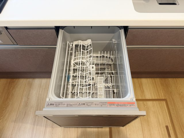 東村山市諏訪町1丁目 限定1棟のキッチン|食後の片づけに便利な食器洗乾燥機を装備しています
家事時間の大幅短縮と水道・光熱費の削減、衛生的な乾燥によるカビ・雑菌の抑制できます