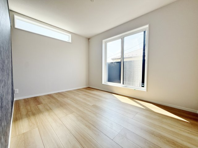 東村山市諏訪町1丁目 限定1棟の洋室|2階6帖洋室は整形なお部屋なので家具のレイアウトも便利です
大きな掃き出し窓からバルコニーに動線がつながります
便利な大型WICを設置しています
