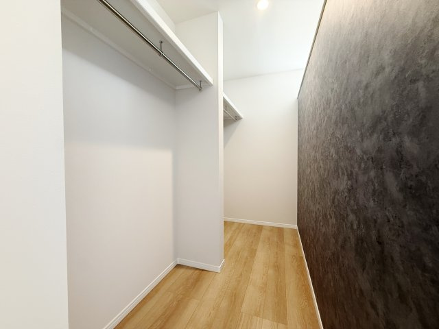東村山市諏訪町1丁目 限定1棟の収納|6帖洋室には大型WICを設けてます
季節衣類の収納にも便利です