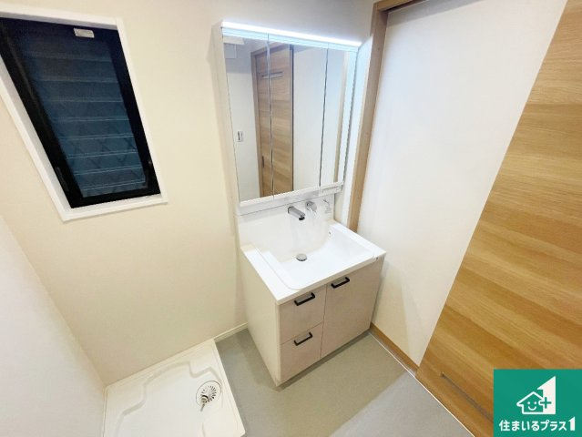 宝塚市中州　中古一戸建ての独立洗面台|清潔感のある洗面台です。フラットな鏡は掃除がしやすく毎日清潔！鏡裏には収納があるのでスッキリとした洗面台が保てます。
