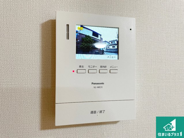 宝塚市中州　中古一戸建ての防犯設備|カラーモニターインターホン！声だけでなく来訪者の姿や顔がモニターで確認できるので、小さなお子様がいらっしゃるご家庭でも安心できます！