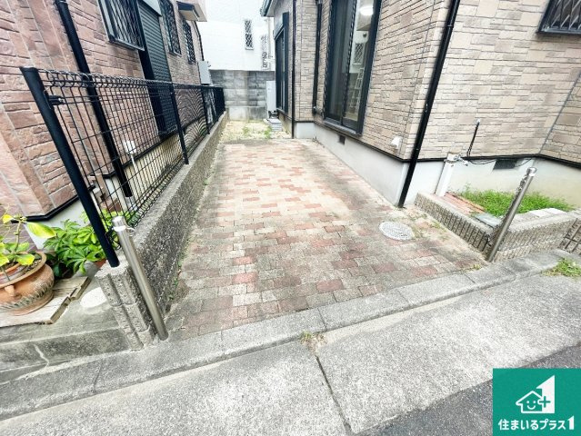 宝塚市中州　中古一戸建ての駐車場|駐車スペース！散水栓があるので、こまめに愛車を洗えます！