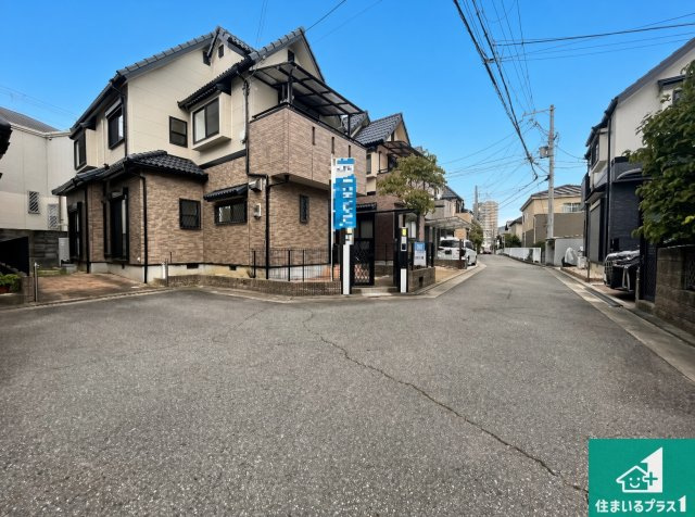 宝塚市中州　中古一戸建ての前面道路含む現地写真|周辺は閑静な住宅街！前面道路広々で車の出し入れも便利です。駐車が苦手な方でも安心して車庫入れできます！