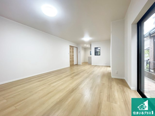 宝塚市中州　中古一戸建ての居間・リビング|日当たり良好の明るいリビングで朝の目覚めもスッキリできそう！対面キッチンでご家族のコミュニケーションも自然と増える設計！小さなお子様が遊ぶスペースを作っても広々とくつろげるLDK！