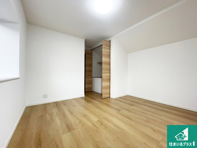 宝塚市中州　中古一戸建ての洋室|シンプルな洋室は、自分好みのインテリアが楽しめます♪ご家族とインテリアや家具を選びに行くのは新築購入時の醍醐味の一つです。ぜひお楽しみください♪