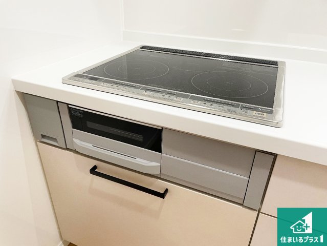 宝塚市中州　中古一戸建ての設備|火を使わないので、安心なＩＨコンロ！でこぼこが無い構造なので、掃除もしやすく清潔に保てます！