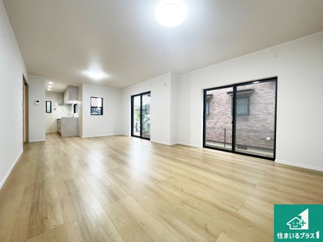 宝塚市中州　中古一戸建ての居間・リビング|日当たり良好の明るいリビングで朝の目覚めもスッキリできそう！対面キッチンでご家族のコミュニケーションも自然と増える設計！小さなお子様が遊ぶスペースを作っても広々とくつろげるLDK！