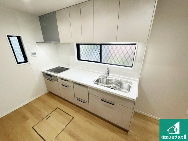 宝塚市中州　中古一戸建てのキッチン|リビングと統一感があり、使い勝手のいいキッチン。広々としているので、二人並んで作業が出来ちゃいます。お子様と一緒に色々なお料理に挑戦できるスペースがあります。