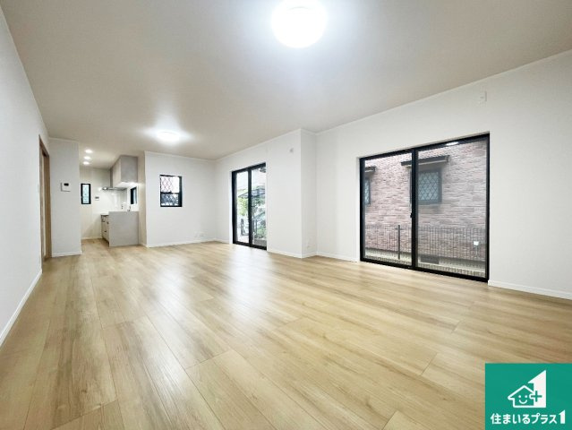 宝塚市中州　中古一戸建ての居間・リビング|明るいリビングで朝の目覚めもスッキリできそう！対面キッチンでご家族のコミュニケーションも自然と増える設計！小さなお子様が遊ぶスペースを作っても広々とくつろげるLDK！