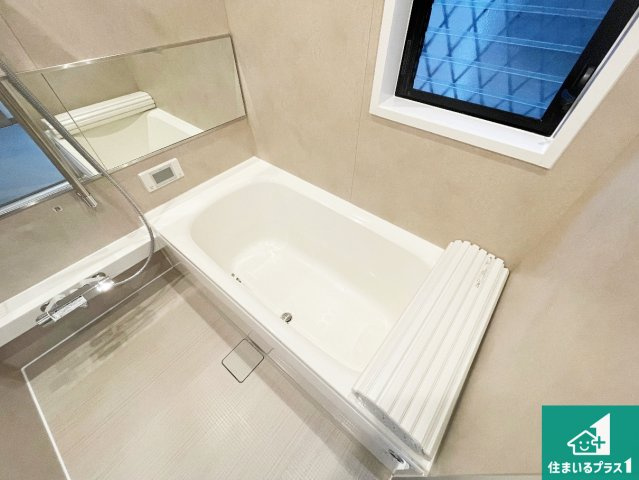 宝塚市中州　中古一戸建ての浴室|足をゆったり伸ばして寛げる浴槽です。窓が設けられていますので差し込む光が明るく穏やかな雰囲気にしてくれます♪浴室乾燥機も設置しているので、雨の日の洗濯物も安心です♪