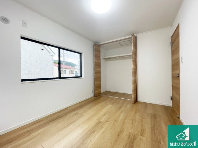 宝塚市中州　中古一戸建ての洋室|寝室は心地よい眠りについてもらいたくて、シンプルかつ開放的な空間な設計にしています！大きな窓から差し込む日が心地いいです♪