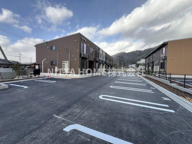 メゾンパーク枚田岡　A棟の駐車場|駐車場は２台分の確保があります◎