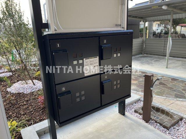 メゾンパーク枚田岡　A棟のその他共用部分|不在時の荷物の受け取りに助かる宅配ＢＯＸです＊