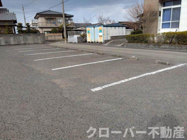 レオパレス坂出の駐車場