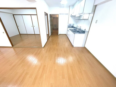 【居間・リビング】 | エクセル中央　405 | ・内観写真は従前契約者がご入居前（2025．3）撮影分です。
　※5.3畳の洋室のみ同型タイプの205号室を代用・準備中です。