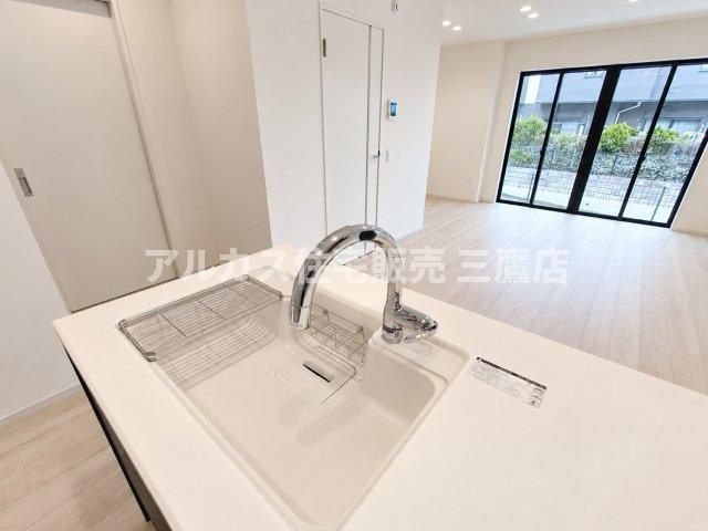 調布市東つつじケ丘2丁目 新築戸建 京王線 つつじヶ丘駅 のキッチン|使い勝手の良い広々としたシンク。スタイリッシュな水栓を採用し作業スペースもすっきりしています。