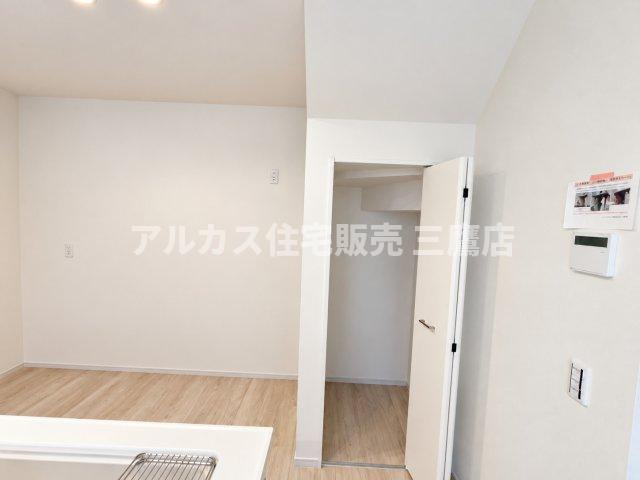 調布市東つつじケ丘2丁目 新築戸建 京王線 つつじヶ丘駅 の収納|キッチン脇に備えられた便利な収納スペース。パントリーや階段下スペースとして日用品のストック等に活用できます。