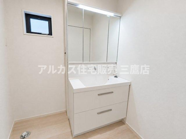 調布市東つつじケ丘2丁目 新築戸建 京王線 つつじヶ丘駅 の独立洗面台|三面鏡付きの機能的な洗面化粧台。鏡裏や足元に収納を備え身支度品をすっきりと整理できます。